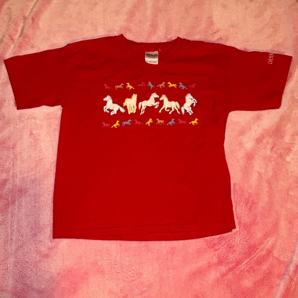 Red gildan youth small Cheyenne Wyoming tee with horses